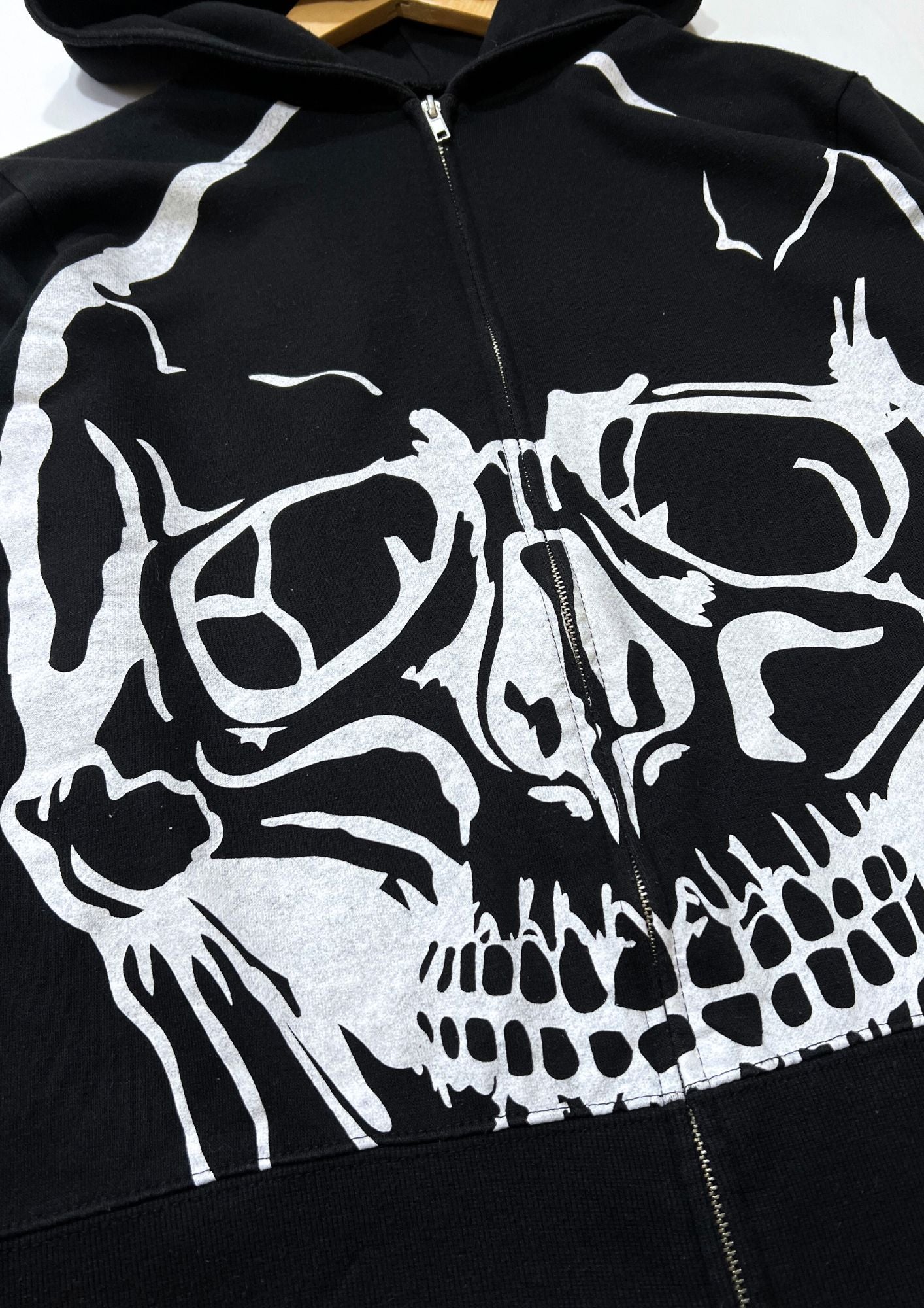 2000s GLAD NEWS 'Batwings & Skull' Zip Up Hoodie (Ladies M)