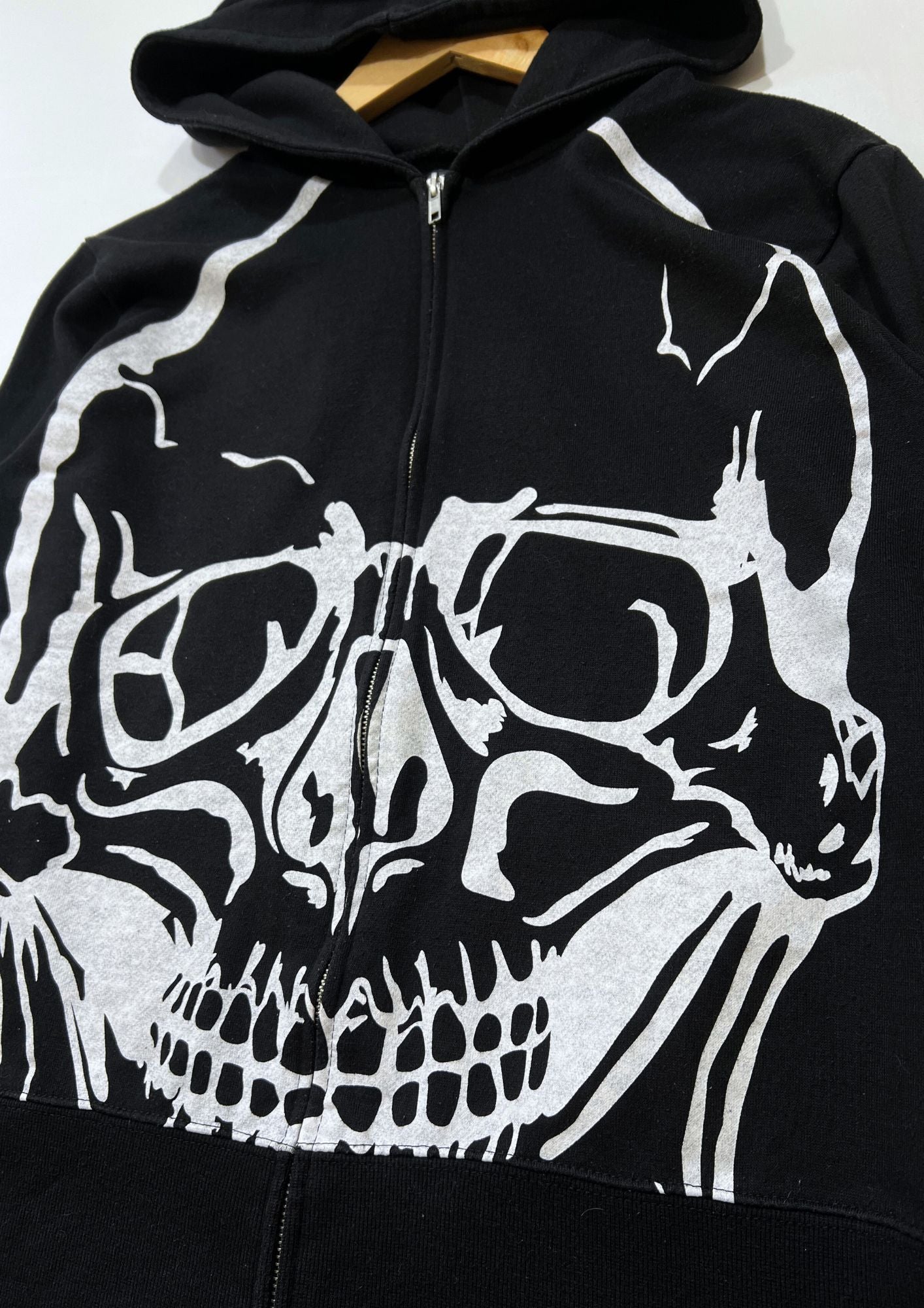 2000s GLAD NEWS 'Batwings & Skull' Zip Up Hoodie (Ladies M)